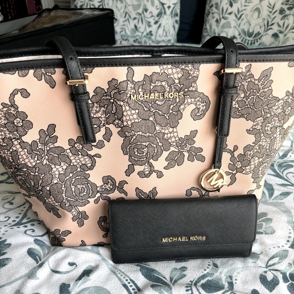 NWOT Michael Kors Large Emry Lace Tote and wallet